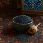 تصویر یک ظرف پیاله مسی از دانه های خشخاش کنار گیاه آن که روی گلیم و با پس زمینه سنتی کاشی کاری ایرانی قرار دارد. عرضه محصولات عطاری انلاین مستر هِل