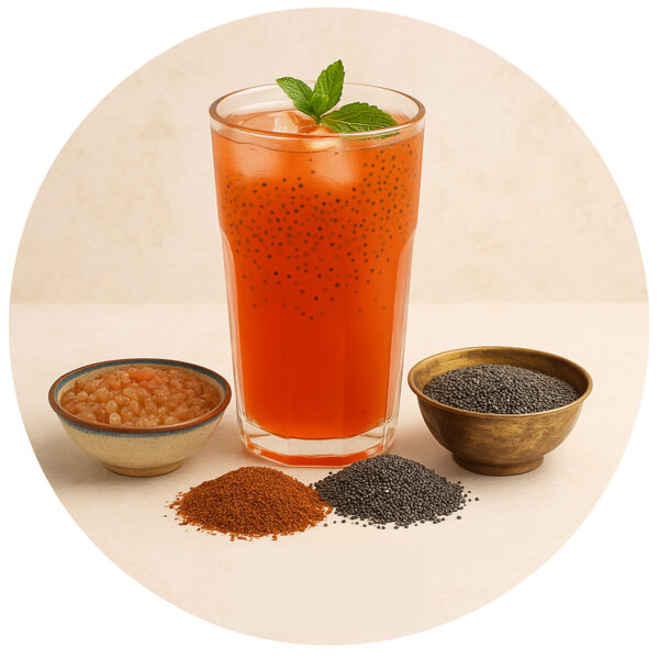 یک لیوان شربت نارنجی رنگ که چند یخ در داخل آن قرار دارد به همراه دو ظرف در سمت راست و چپ که حاوی تخم شربتی و خاکشیر هستند دیده می‌شوند.